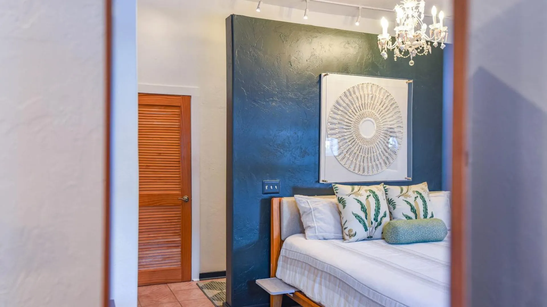 New Green Pineapple Palloza - Bright & Modern On Duval Key West Apartment